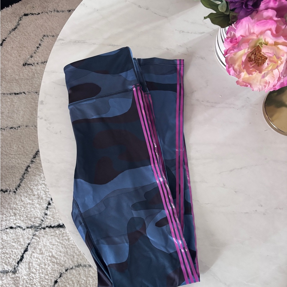 Women’s Noli Camouflage Leggings with Pink Stripes